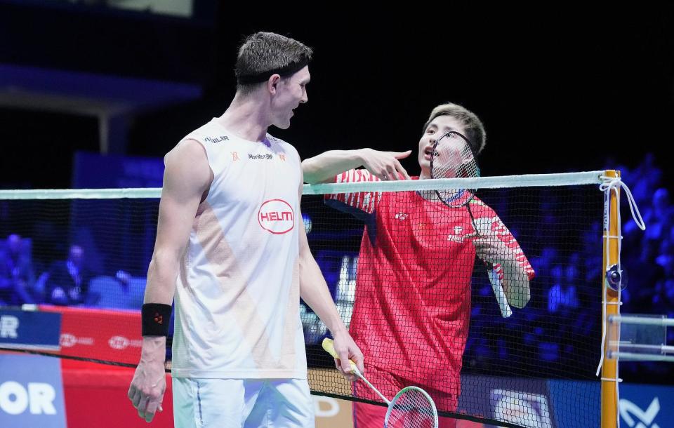 中国选手石, 针锋相对与, 左右晃动与